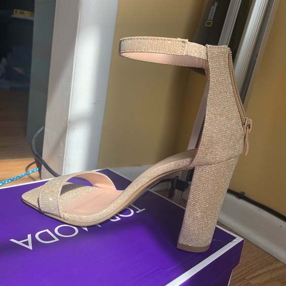 Gold shiny heels - Picture 3 of 3